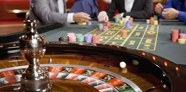 Pengguna meninjau syarat promosi akun